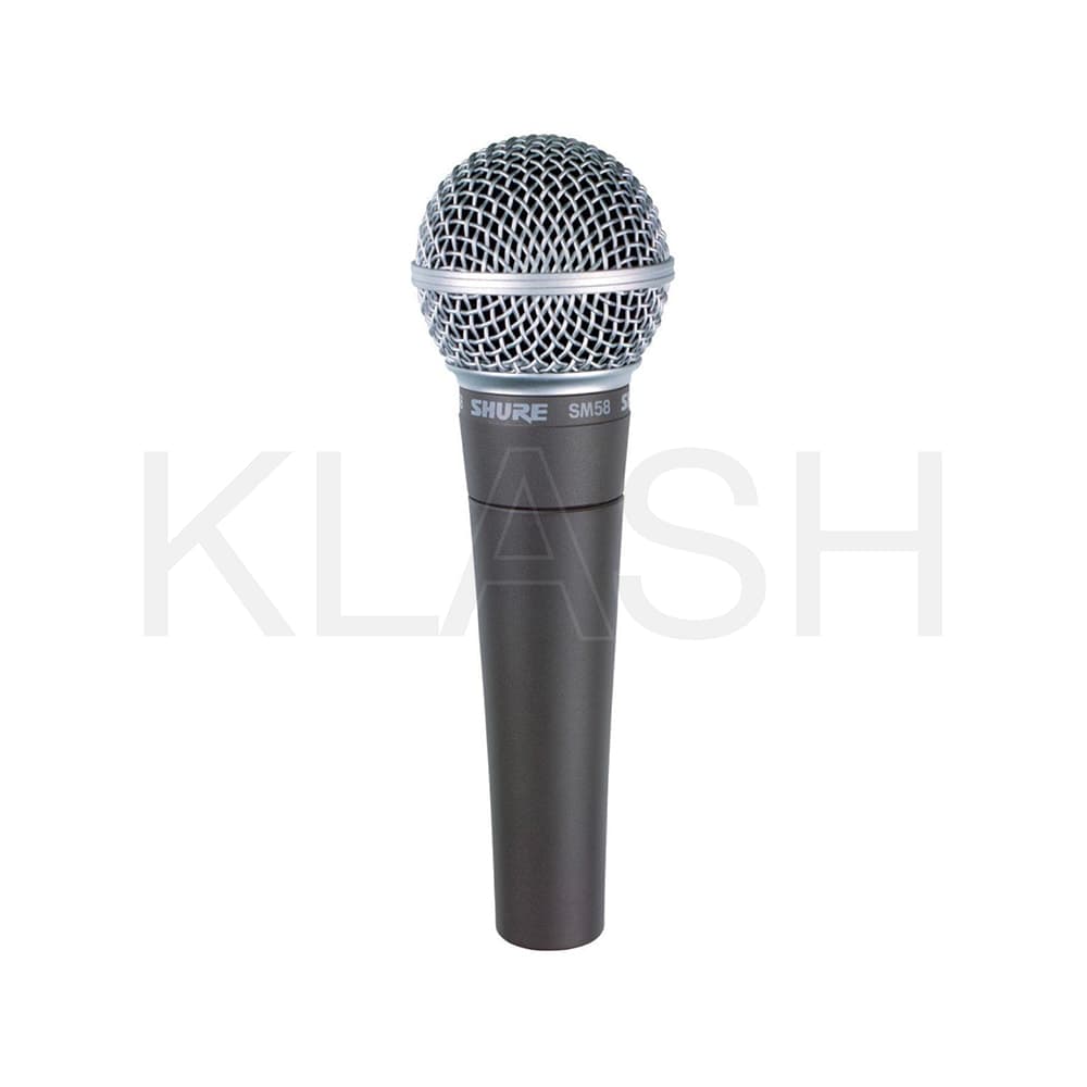 MICROFONO SHURE SM58 IN USO DURANTE PERFORMANCE DAL VIVO NOLEGGIO A MILANO PER EVENTI PROFESSIONALI