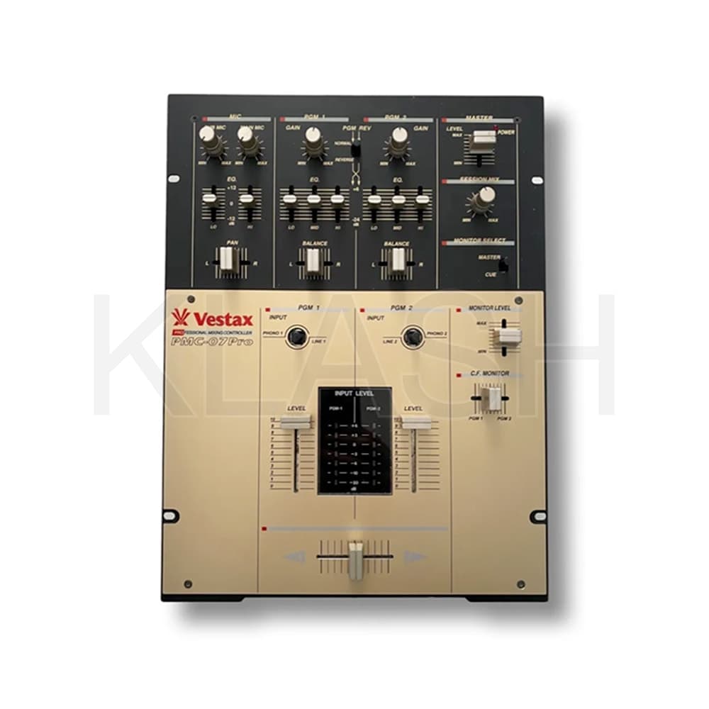 MIXER VESTAX PMC-07 PRO IN USO PER NOLEGGIO IDEALE PER DJ PROFESSIONISTI E PERFORMANCE DAL VIVO A MILANO