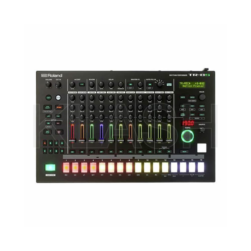 ROLAND TR-8S DRUM MACHINE IN USO DURANTE UNA PERFORMANCE LIVE A MILANO PERFETTA PER IL NOLEGGIO PROFESSIONALE IN AMBITO DJ E PRODUZIONI